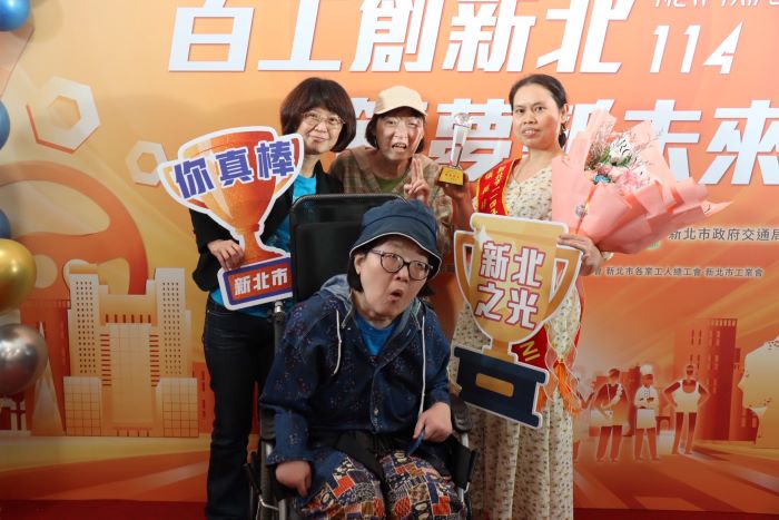 歡迎踴躍推薦 新北115年模範移工選拔開跑 28 《圖說》印尼籍模範移工獲獎者雅妮(右一)與雇主與被看護者合照。〈勞工局提供〉