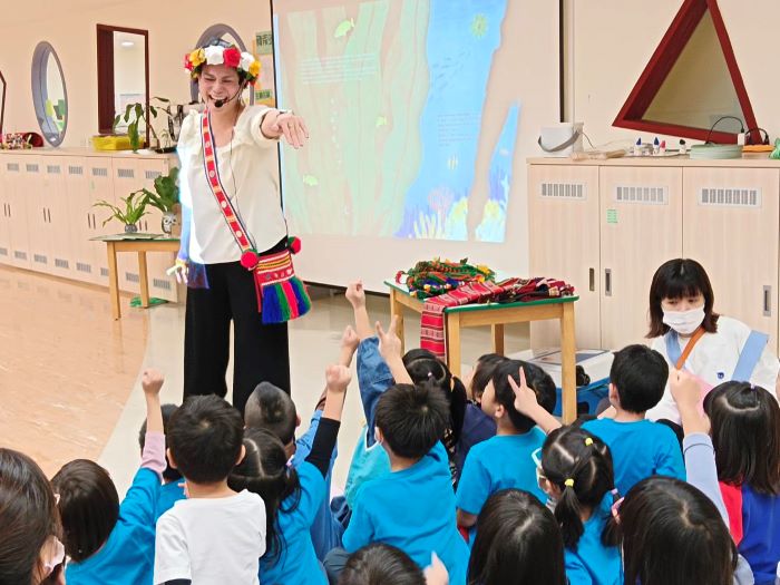 傳承與文化扎根 新北出版海岸阿美語版繪本讓故事活起來 26 《圖說》族語繪本分享會中,書屋說故事人員阿索‧該拿以族語說故事開場。〈原民局提供〉