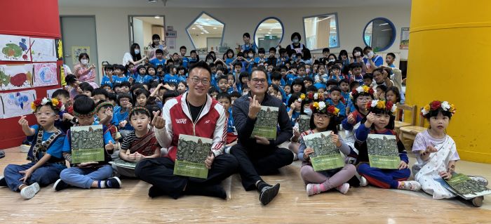 傳承與文化扎根 新北出版海岸阿美語版繪本讓故事活起來 27 《圖說》族語繪本分享會大合照,左原民局主秘書吳國譽,右市議員蘇錦雄。〈原民局提供〉