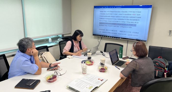 傳承與文化扎根 新北出版海岸阿美語版繪本讓故事活起來 29 《圖說》製作團隊從第一頁開始討論每一頁所翻譯的內容及族語使用之適切性。由右至左:譯者Ohay‧Sewana(歐嗨‧思娃娜)、校對者阿索‧該拿、校對者柯清水。〈原民局提供〉