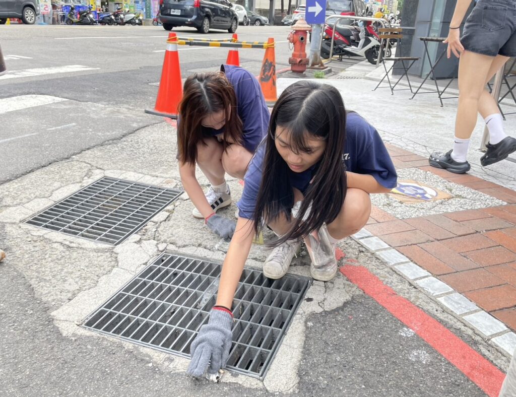 「煙蒂不落地」淨街 中市環保局攜中教大師生45分鐘撿拾4,480根煙蒂 29 %E4%B8%AD%E6%95%99%E5%A4%A7%E5%AD%B8%E7%94%9F%E6%92%BF%E7%85%99%E8%92%82 2 0