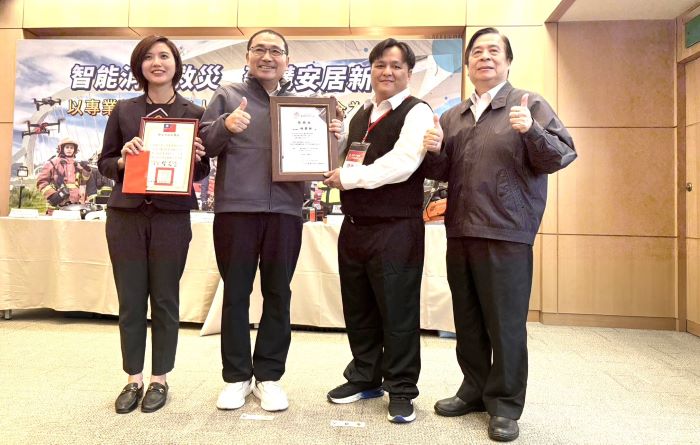 《圖說》侯友宜市長今日在市政會議上特別表揚林榮新的善行義舉，右為交通局長鍾鳴時、左一為原民局長林瑋茜。〈交通局提供〉