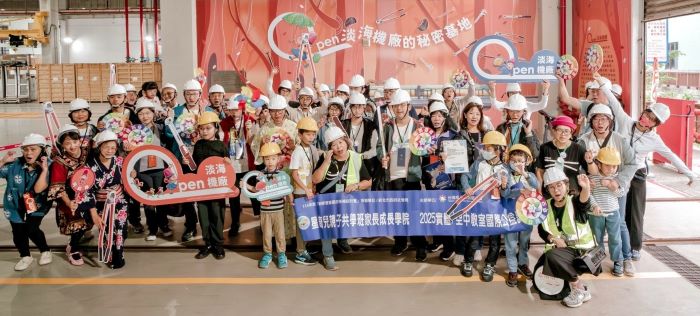 從理念化為行動 星奇兒暢遊淡海輕軌有愛無礙 32 《圖說》台灣星奇兒創藝協會辦理家長成長學院成果發表暨體驗活動,帶領小朋友暢遊淡海輕軌,並進入維修廠參訪。〈社會局提供〉