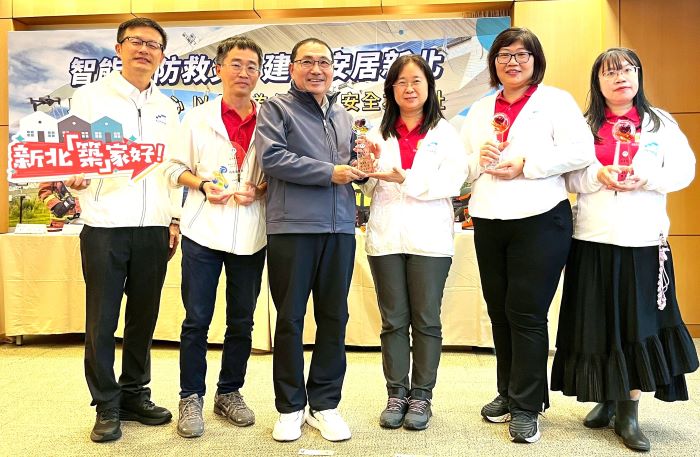 《圖說》新北市榮獲教育部推展家庭教育績優團體獎，教育局長張明文〈左一〉、中心主任王瑞邦〈左二〉偕同3位榮獲「績優志工個人獎」胡文菁、張月玲與張雯娟。〈教育局提供〉