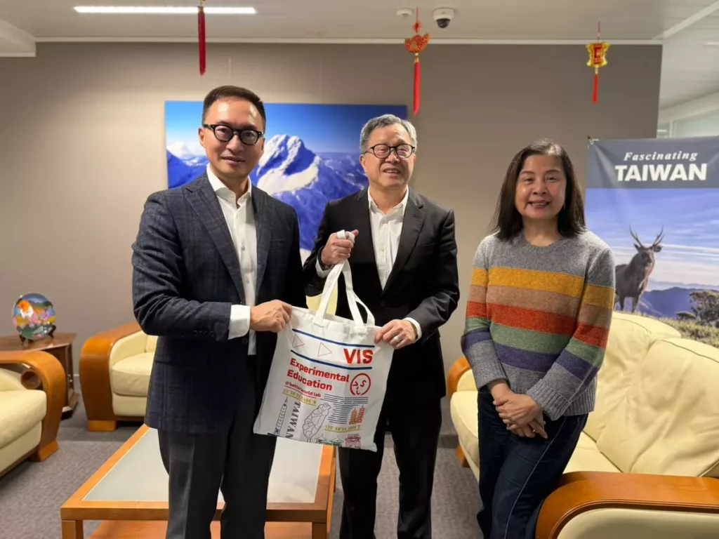 VIS執行長黃禮騏拜會駐歐盟兼駐比利時大使謝志偉,以及教育部參事李彦儀司長
