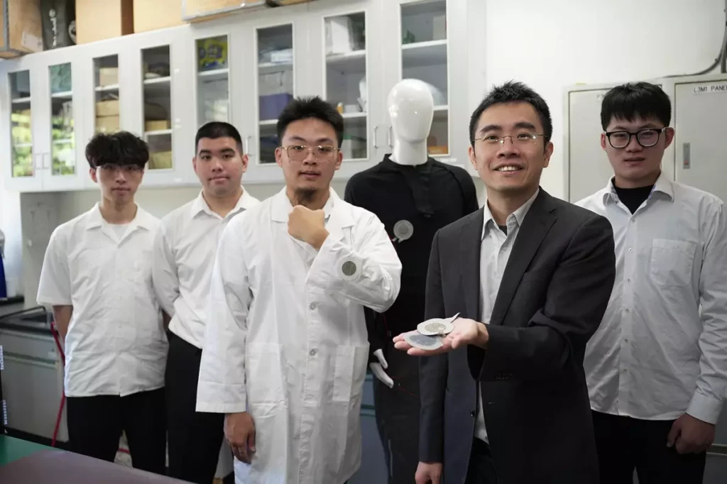中興大學材料科學與工程學系賴盈至教授(右2)團隊研發有聽覺的衣料,可聽診、溝通與AI聊天機器人對話。(圖/中興大學提供)