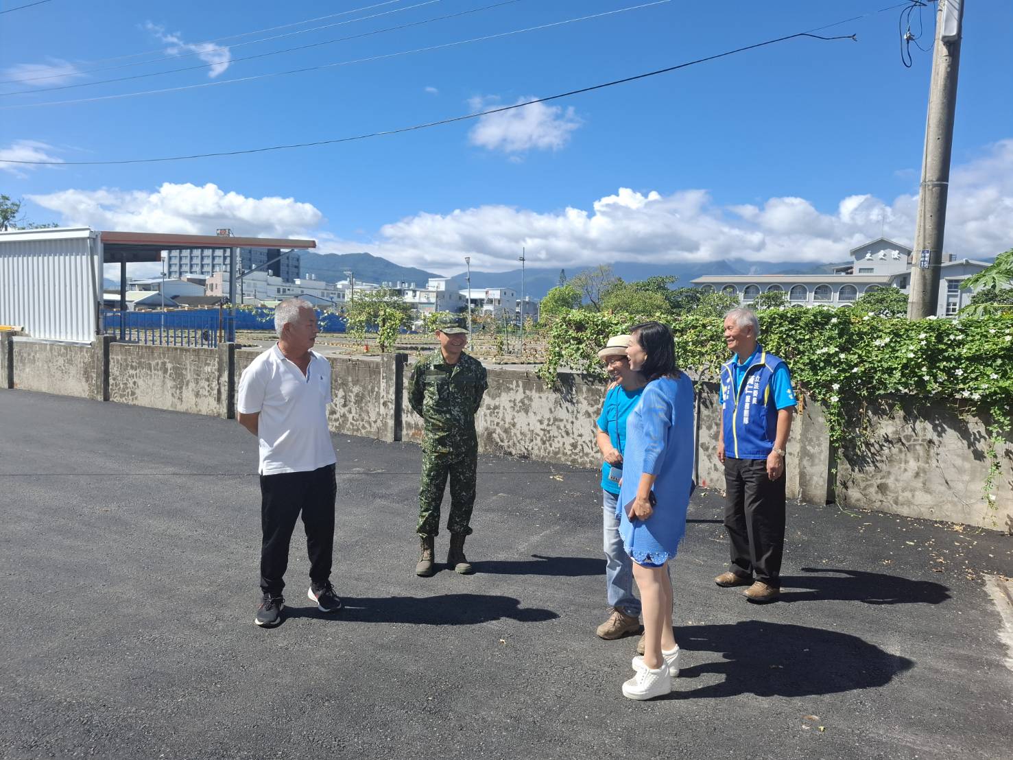 張瑞武表示，太平營區警東新城內共有約90戶軍士官兵長住於此，長年以來道路龜裂、積水問題嚴重，影響行車安全與生活品質。(圖／黃仁國會辦公室)