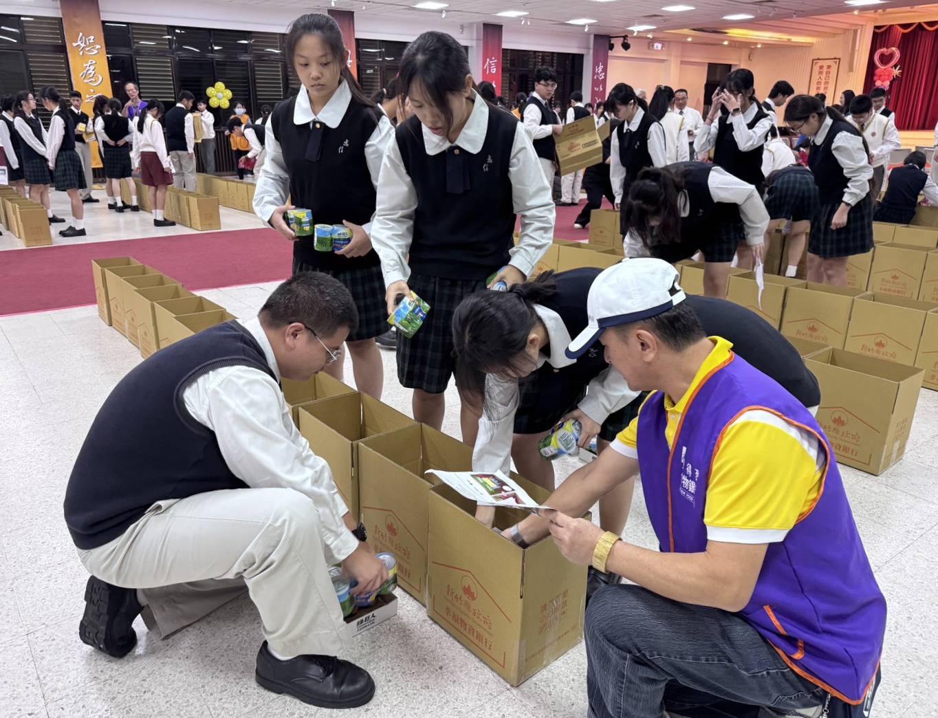 忠信學校師生們以實際行動傳遞關懷與愛心,齊心合力完成200箱「惜食傳愛」。(圖/記者黃溎芬翻攝)