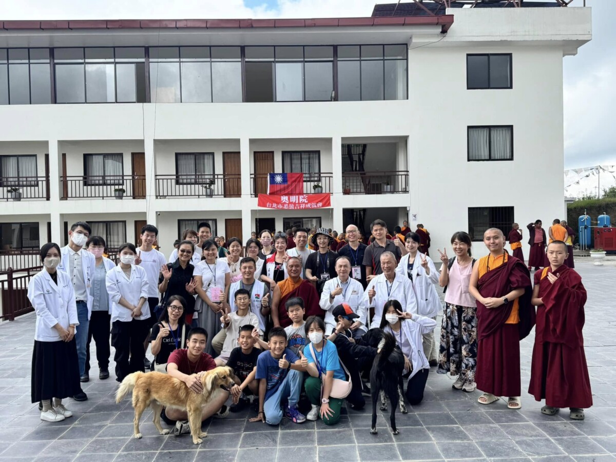 ▲在翁醫師的帶領下，信義房屋吳正義等一行共33人志工團飛抵尼泊爾進行義診。