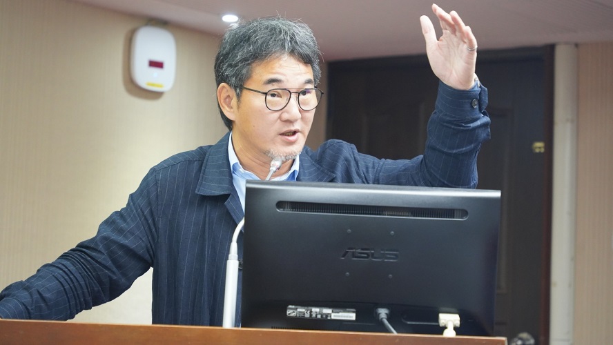 ▲劉建國連年雙料認證再獲「優秀立委」殊榮。(記者劉春生攝)