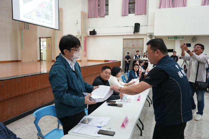 ▲斗六市長林聖爵遞交連署給交通部官員,傳達市民盼盼儘速核定斗六鐵路高架化計畫。(記者劉春生攝)