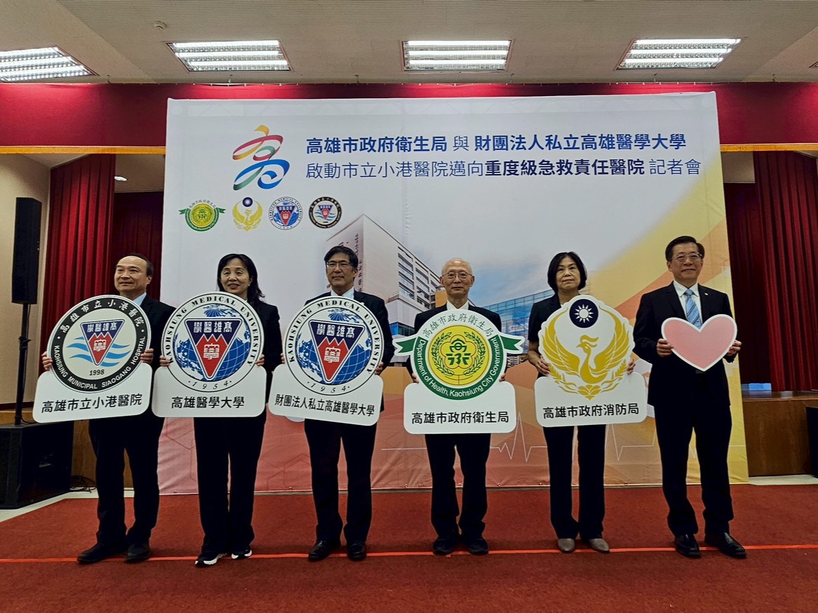 ▲高市府宣布啟動市立小港醫院邁向重度級急救責任醫院,預計121年達成升格目標,強化南高雄急救量能。市立小港醫院黃鵬如副院長(左一)、周汎澔副校長(左二)、高雄醫學大學陳建志董事長(左三)、醫管中心許博欽教授(右一)、消防局劉一娟主任秘書(右二)、衛生局黃志中局長(右三)於宣布記者會中合照。(圖/高雄市政府衛生局提供)