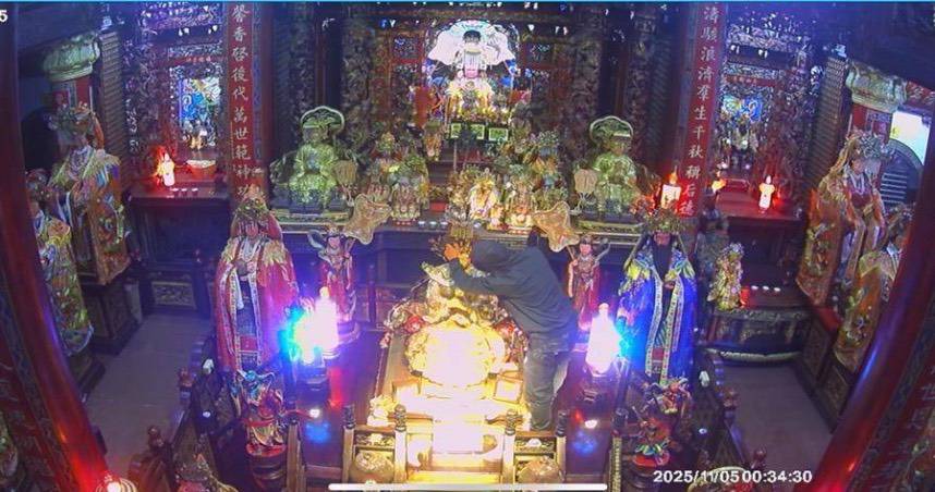 ▲廟方監視器清楚拍到竊賊在媽祖神尊竊取金飾珊瑚飾物。