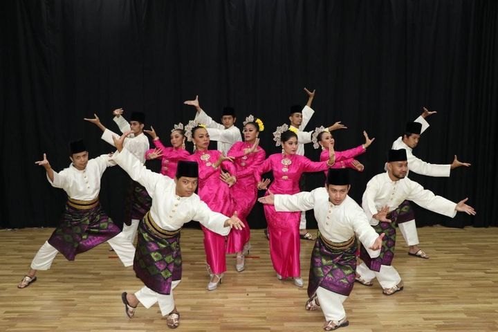 11/07-11/10旅展期間,馬來西亞館邀請 Petaling Jaya 市政局文化舞團帶來馬來傳統舞蹈表演。 圖:馬來西亞觀光局/提供