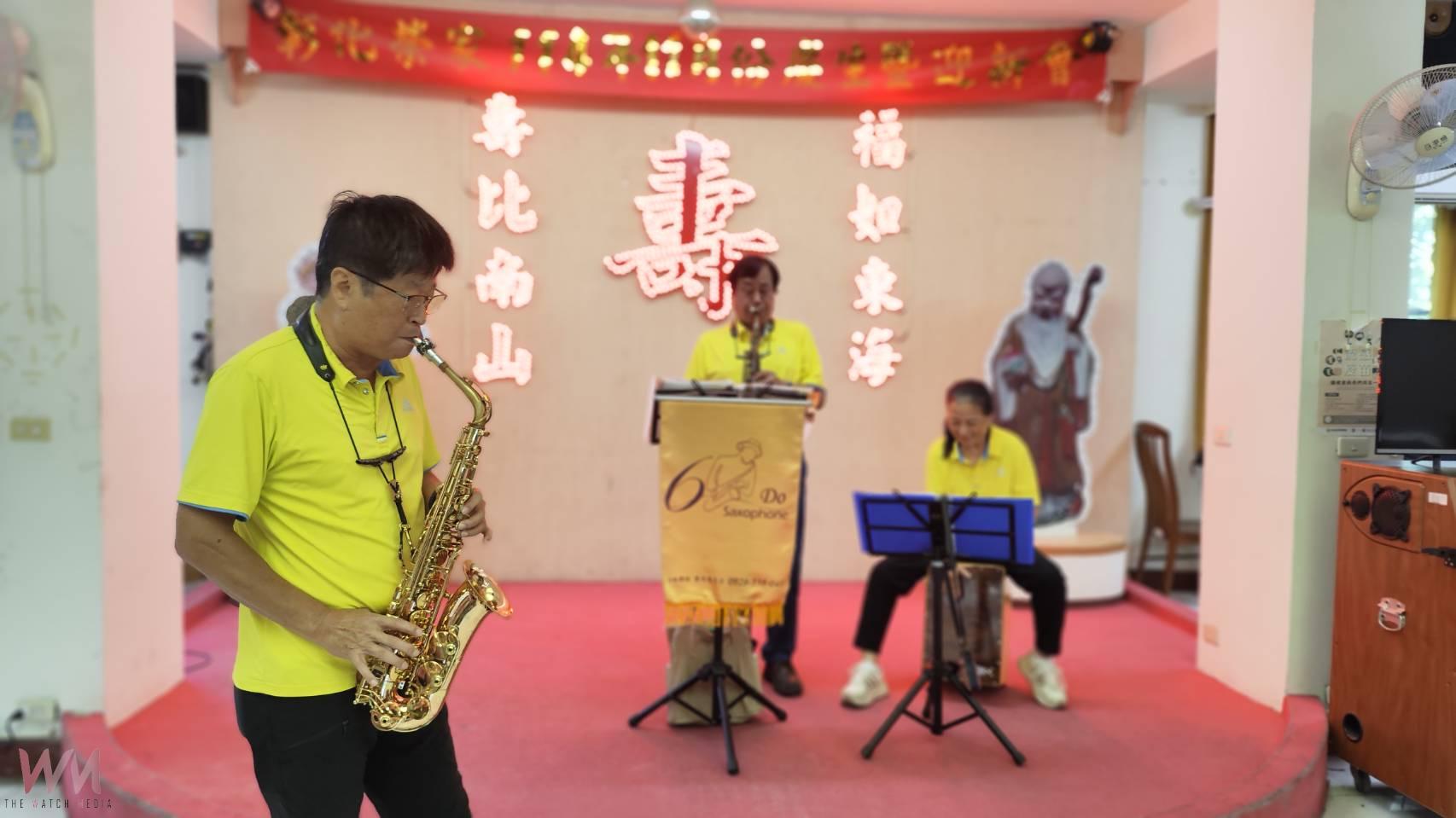 (有影片)/六腳Do薩克斯風樂團奏響榮家秋日慶生會 長輩笑聲滿溢 - https://www.watchmedia01.com