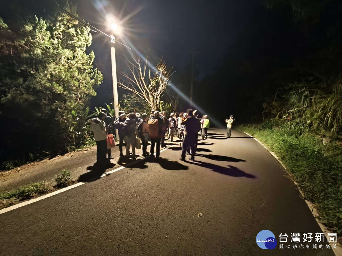 登山團受困山區無助待援，大溪警暖心協助脫困平安返家。