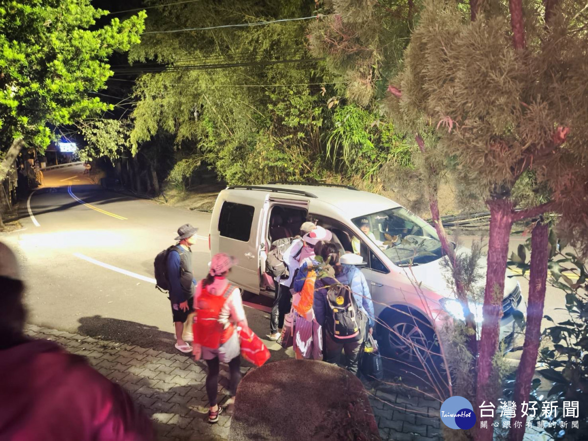 登山團受困山區無助待援，大溪警暖心協助脫困平安返家。
