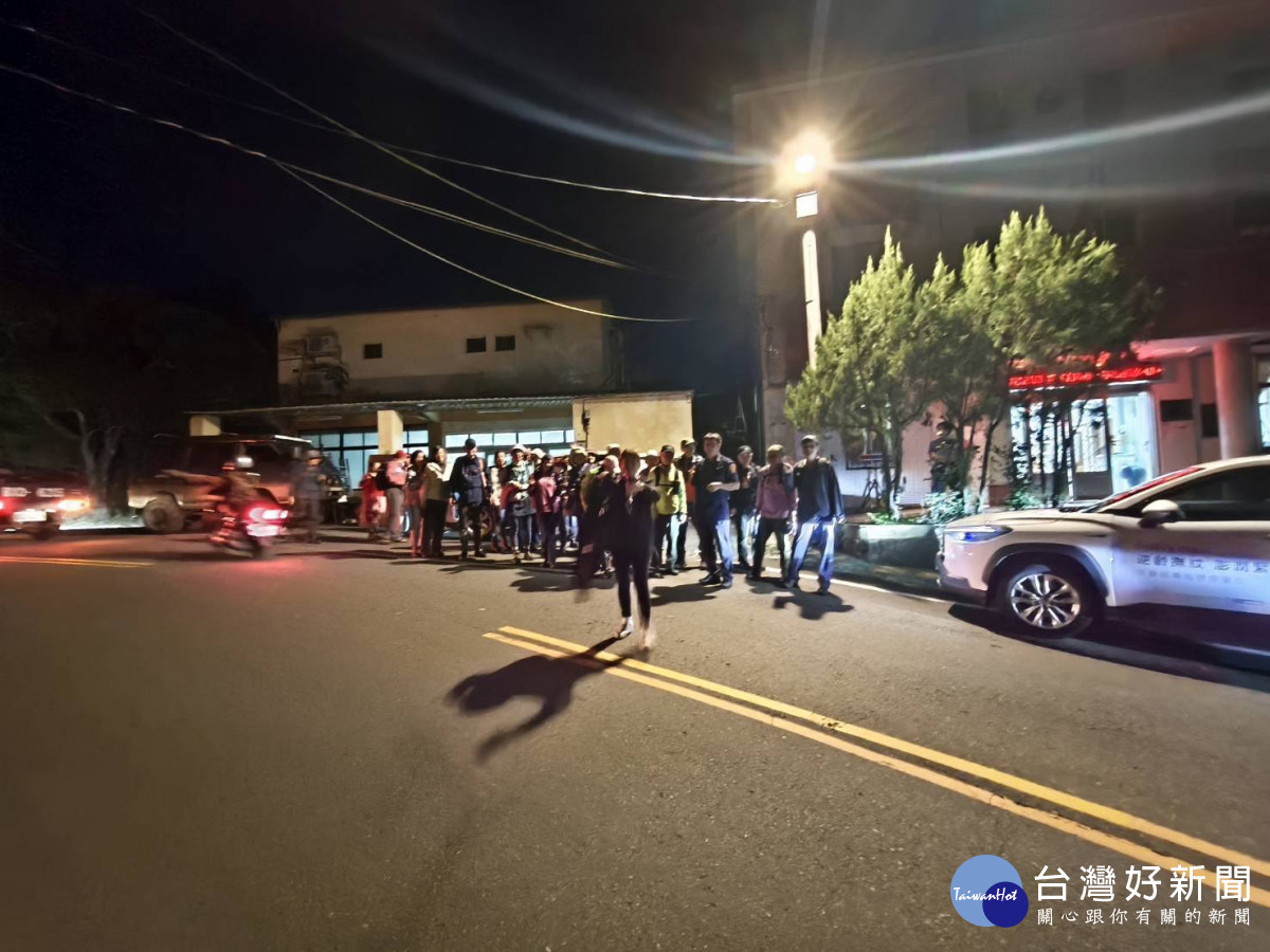 登山團受困山區無助待援，大溪警暖心協助脫困平安返家。