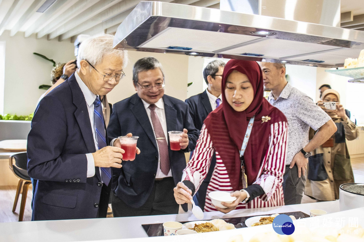 湯明哲校長(左一)在第一學舍「共享食堂」品嚐國際生烹飪的美食