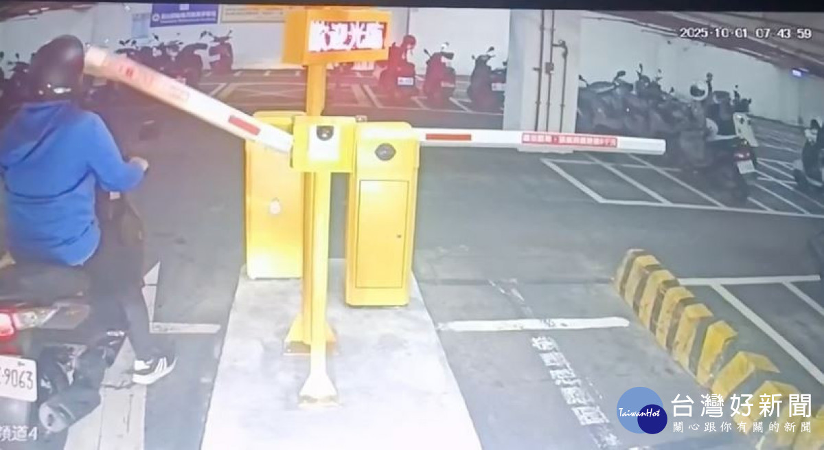 嘉義市府南棟大樓地下停車場機車改為收費停車5個月以來，已發生11起騎士遭停車柵欄「擊落」事件／陳致愷翻攝