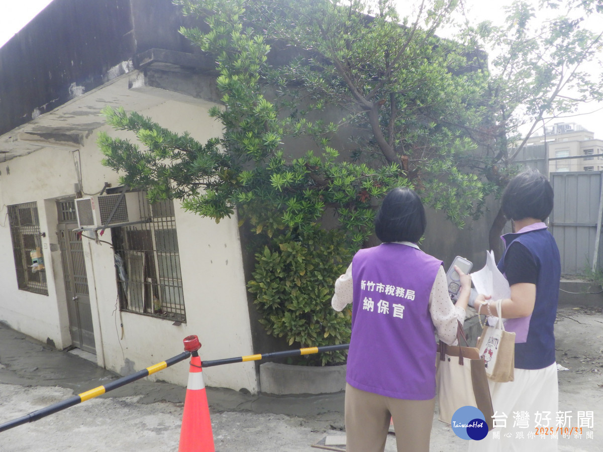 竹市稅務局納保官現場勘查受災房屋。