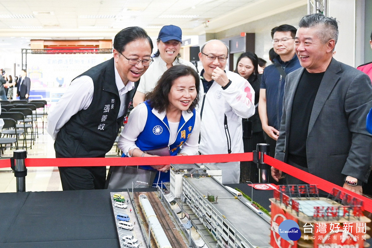 桃園市長張善於「2025富岡鐵道藝術生活節」記者會中參觀鐵道模型。<br /><br />