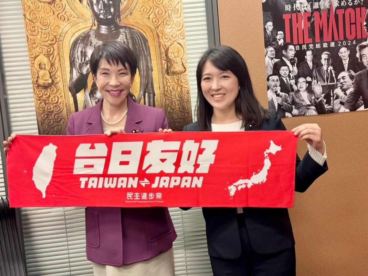 2024年12月，山田摩衣隨民進黨秘書長林右昌訪日，會見還是眾議員的高市早苗，兩人合拍並高舉台日友好標誌布條。【山田摩衣提供】