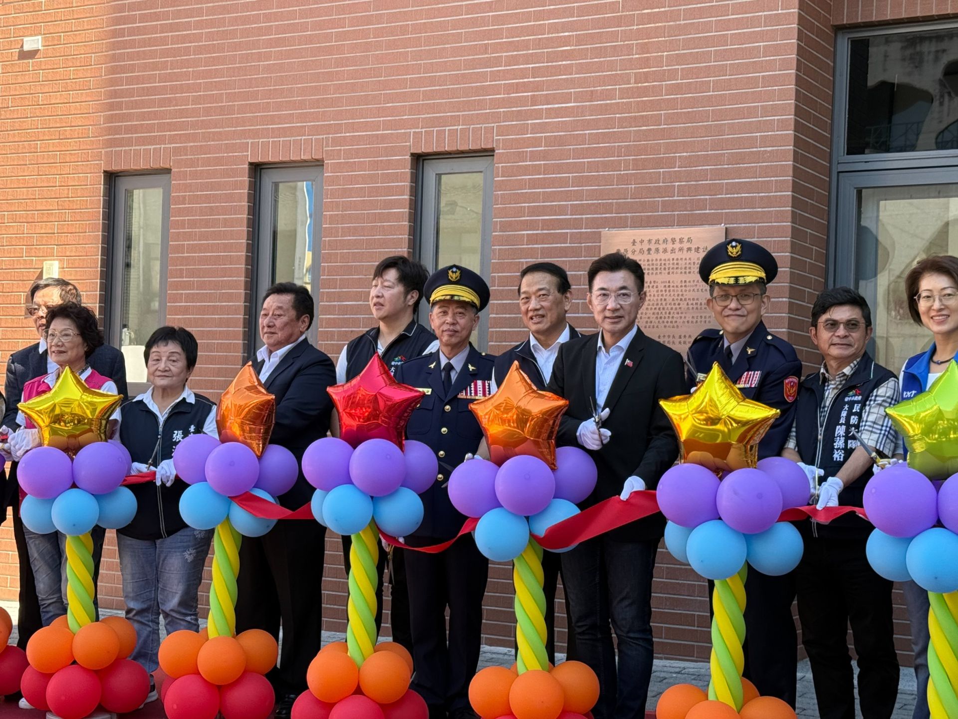 豐原派出所新廳舍落成啟用典禮,地方政要與警界代表共同剪綵,場面熱鬧。