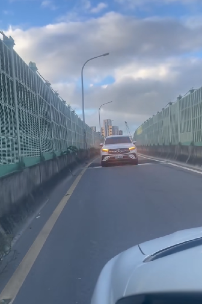 台北重慶北路驚見逆向大冒險!女駕駛撒嬌走錯匝道引十幾台車耐心讓行