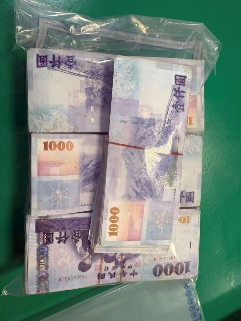 沒那麼簡單!員林車站廁所驚見百萬現金 警查出為詐騙車手所放的