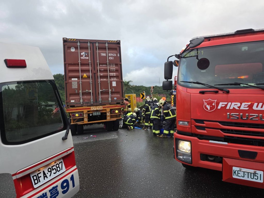快訊/瑞芳曳引車左轉猛撞機車-騎士遭輾捲車底-命危送醫搶救