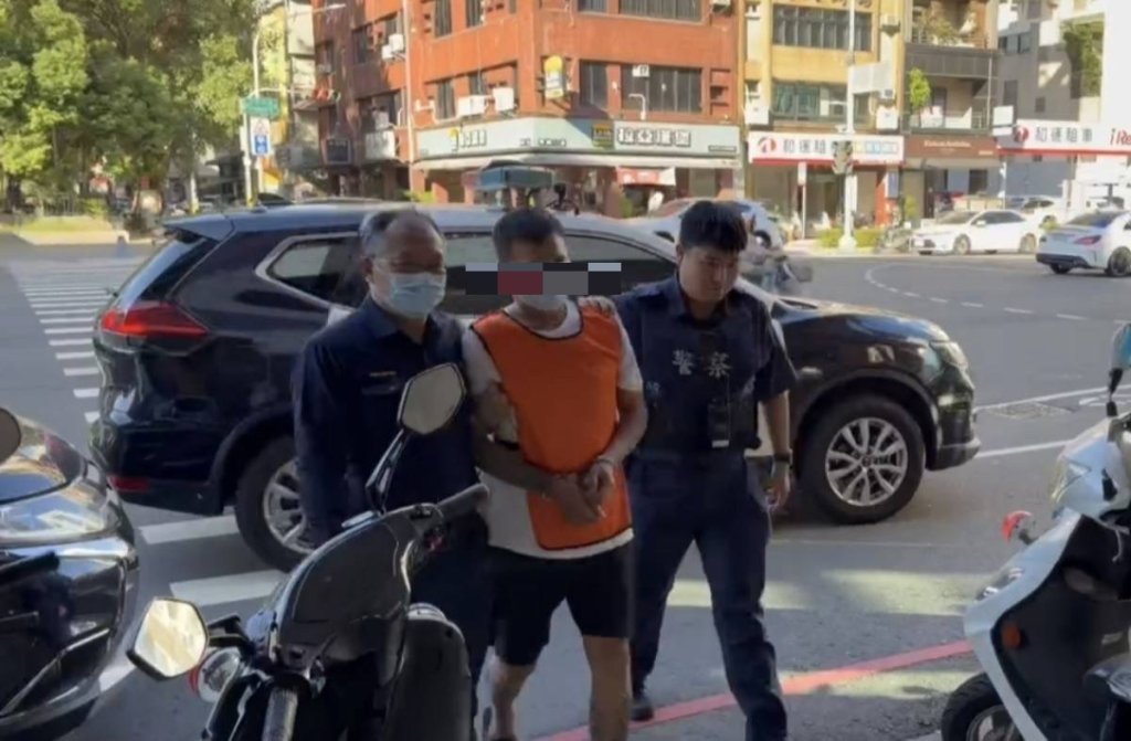假變賣真行竊!-男偷銀樓50萬金鍊拔腿逃-遭巡邏警壓制人贓俱獲