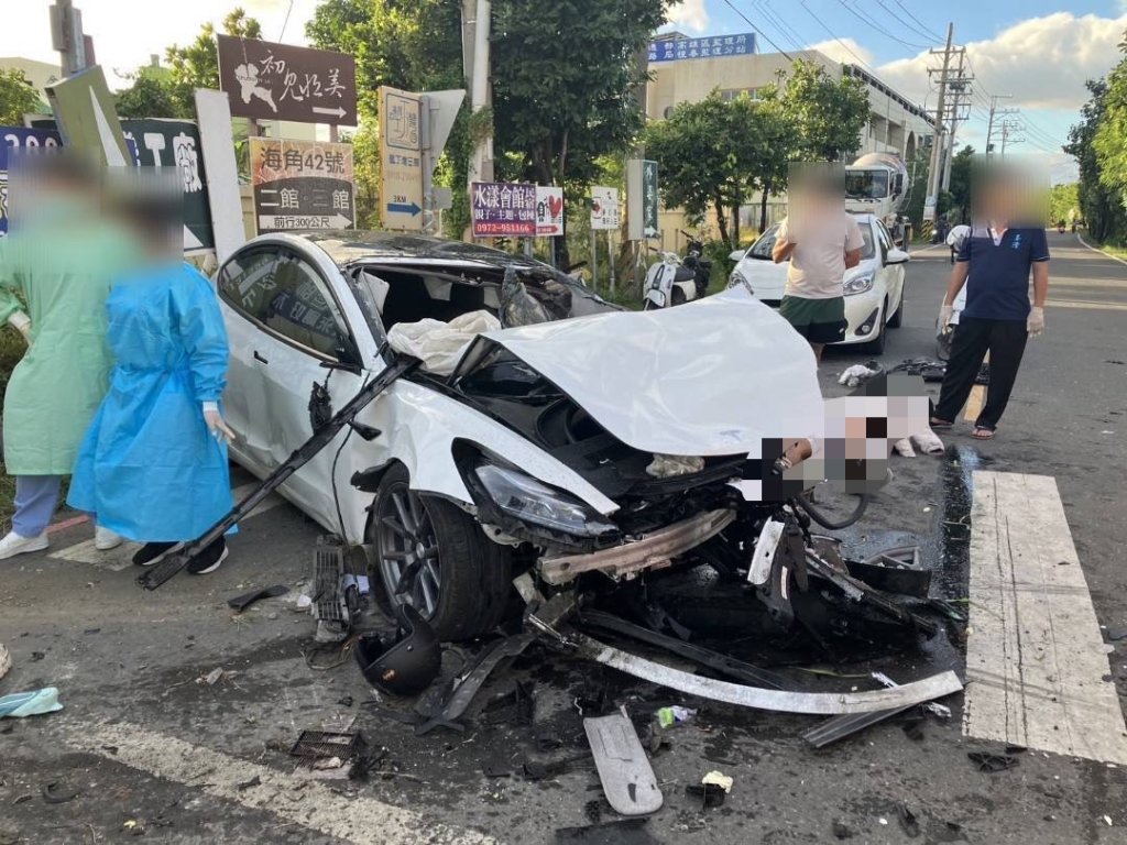 新!-特斯拉悚撞預拌車波及機車-駕駛不治釀1死7傷悲劇-驚悚撞擊曝