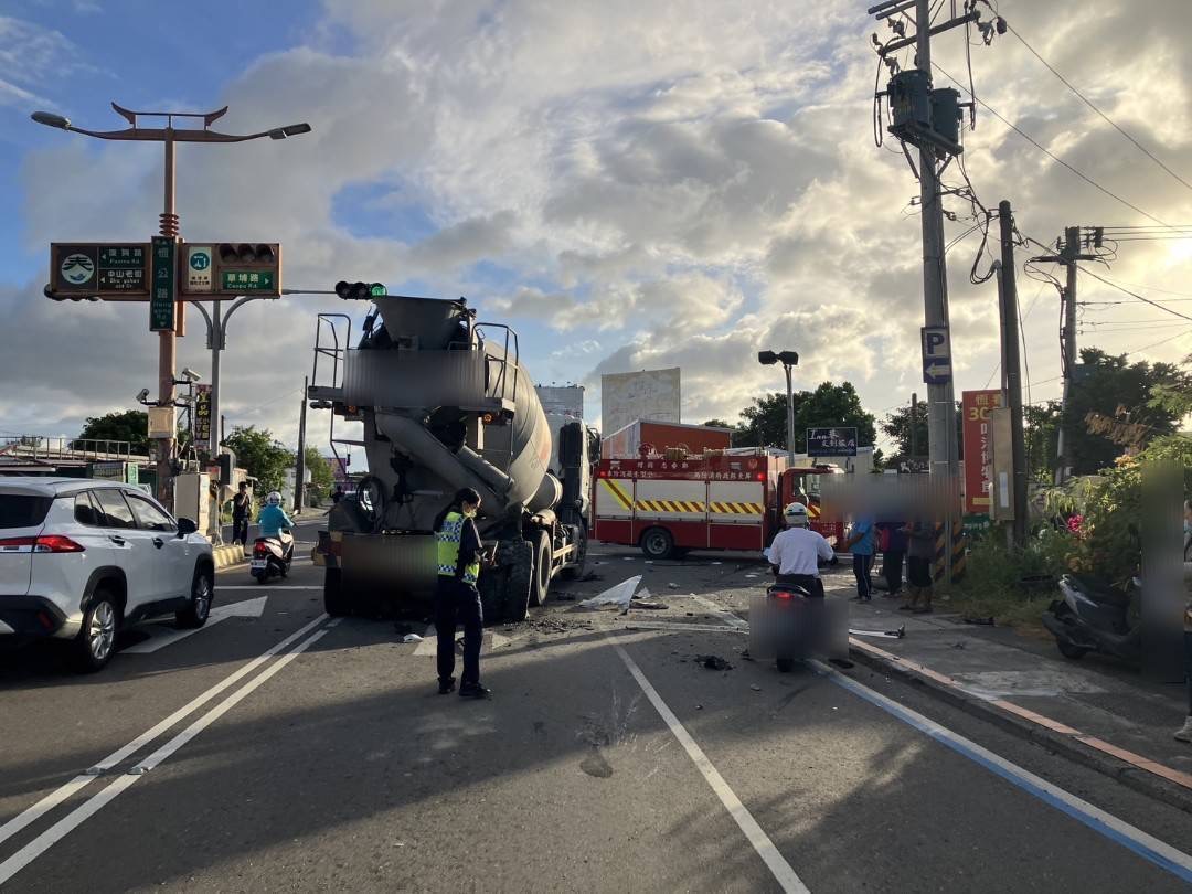  特斯拉悚撞預拌車波及機車 駕駛不治釀1死7傷悲劇 驚悚撞擊曝