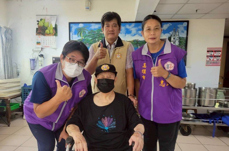 高雄榮服處助97歲榮民入住岡山榮家 真情陪伴溫暖人心
