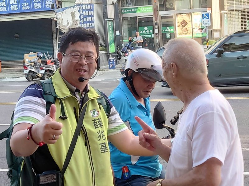 追垃圾車拜票 左楠區市議員參選人薛兆基用腳步傾聽民意