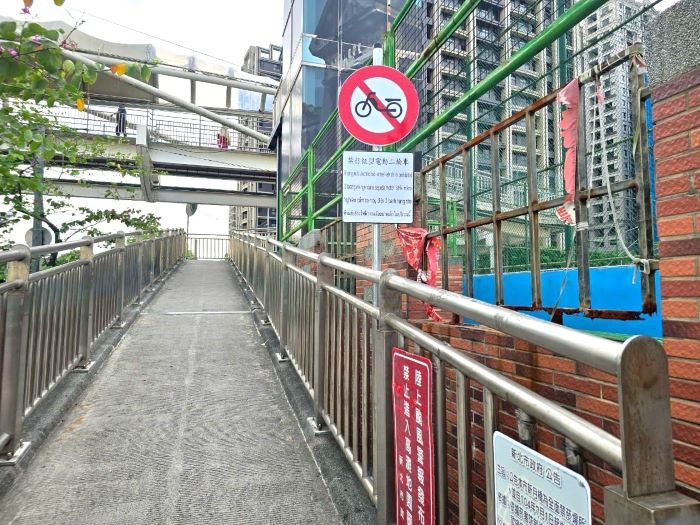 《圖說》新北河濱公園禁止微型電動二輪車告示牌已架設，宣導期至12月31日。〈高灘處提供〉