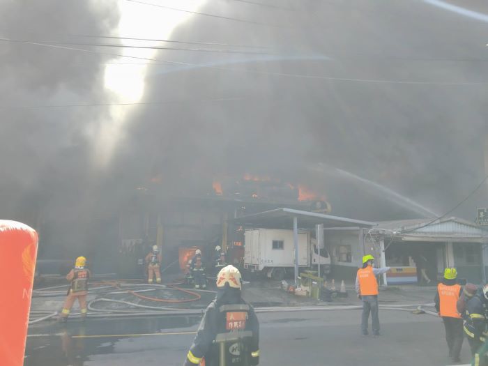 《圖說》新北市樹林區柑園街工廠大火，中午12時35分撲滅，目前殘火處理。〈消防局提供〉