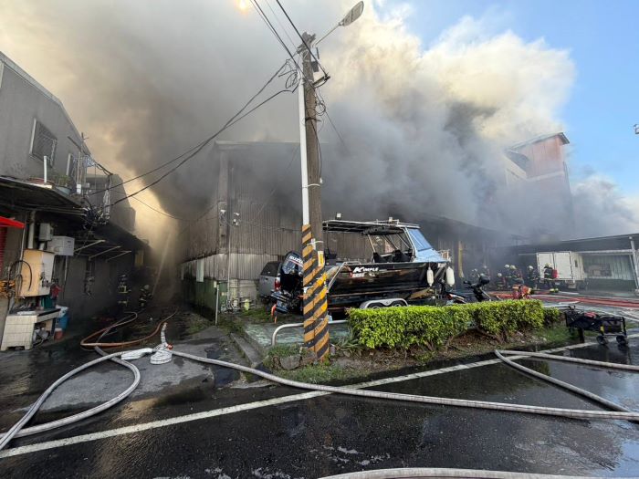 《圖說》新北消搶救柑園街工廠大火情形。〈消防局提供〉