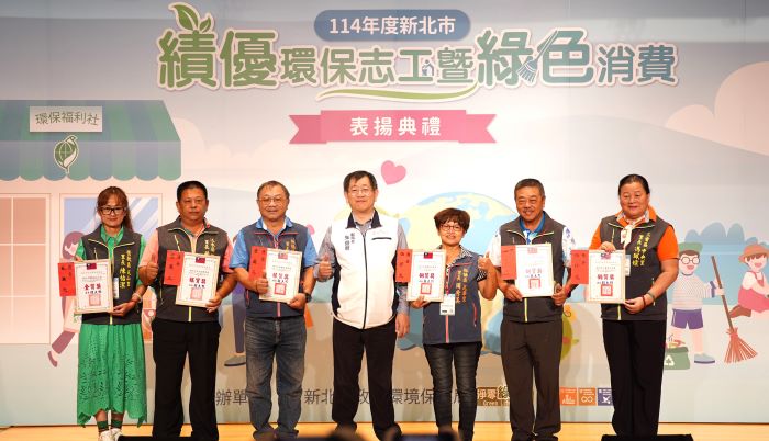 《圖說》環保局朱益君副局長與績優環保福利社合影。〈環保局提供〉