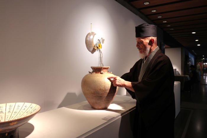 職人手感匠心傳承 陶博館展出日本陶藝家43組茶道器物 24 《圖說》日本陶藝家小木曽教彥擅於志野器物創作,作品質樸而蘊含深厚的和風美學。〈陶博館提供〉
