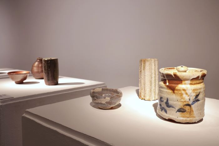 職人手感匠心傳承 陶博館展出日本陶藝家43組茶道器物 25 《圖說》展覽呈現茶碗、花器、缽、壺等多樣器形,透過器形與釉色寫下四季的美與浪漫。〈陶博館提供〉
