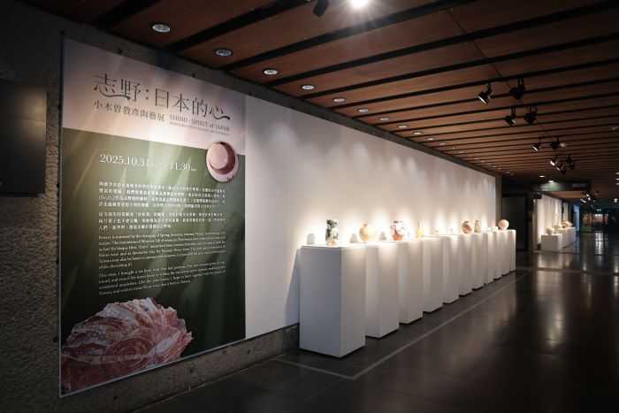 職人手感匠心傳承 陶博館展出日本陶藝家43組茶道器物 26 《圖說》「志野︰日本的心—小木曾教彥陶藝展」即日起至11月30日,於陶博館B1長廊展出43組件日本茶道文化器物。〈陶博館提供〉