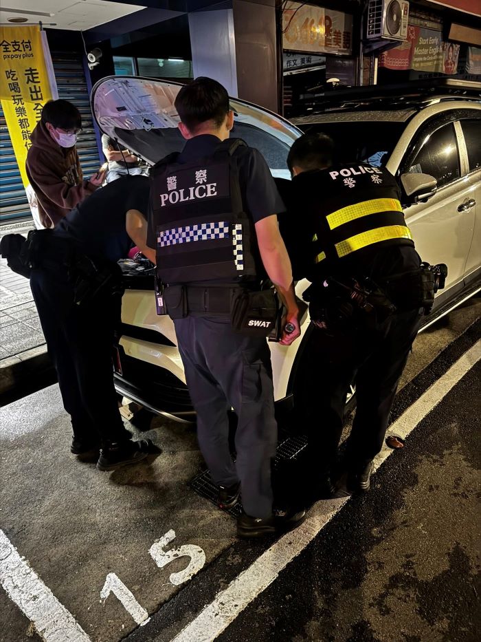 受困幼貓引擎蓋下 板橋警民聯手展現對生命的敬重 27 《圖說》員警小心翼翼的徒手在引擎室縫隙中摸抓,費時多次嘗試,終於成功將幼貓抱出。〈板橋分局提供〉