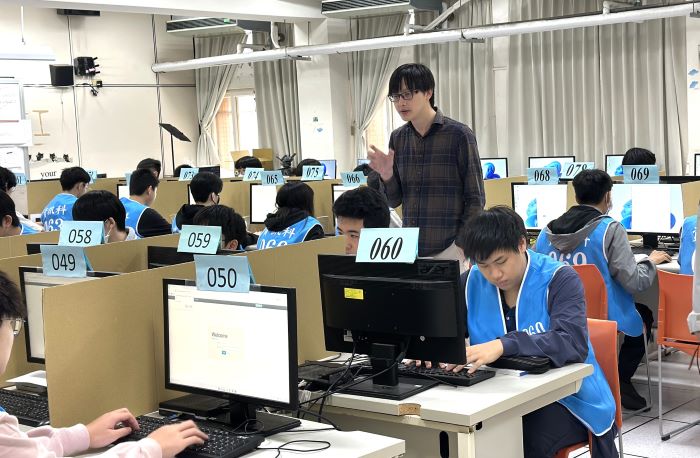 培育未來創新人才 新北40名STEM菁英進軍全國賽 31 《圖說》新北高中辦理的資訊複賽,評審巡場說明規範。〈教育局提供〉