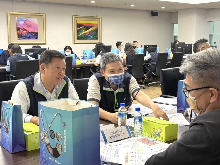 《圖說》專員桌邊服務即時解答疑問，並提供客製化用電建議。〈北南區處提供〉