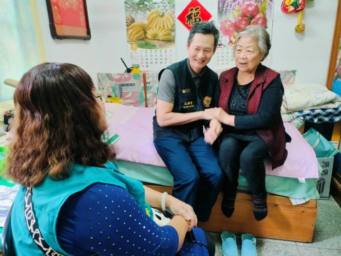 《圖說》臺北市榮服處總幹事葛得生到吳興退舍訪視低收入戶遺眷郭淑琴，關懷阿姨居家生活與身體健康情形。右：遺眷郭淑琴阿姨。中：葛得生。左：社區服務組長沈麗華。〈臺北市榮服處提供〉