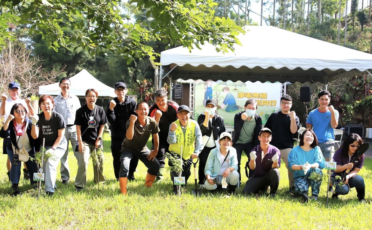 農業部農村水土保持署南投分署副分署長陳存凱帶領民間團體於番路鄉土匪山林業生態園區,攜手種植原生樹種,共同推動的「淨零共植.永續同行」。(圖/記者陳惲朋翻攝)