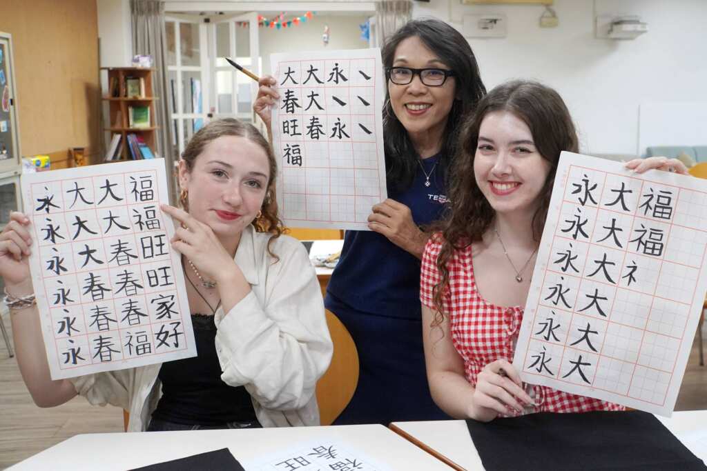 ▲大葉大學設計學系鄧婉玲老師(中)帶領國際學生體驗書法之美。（記者林明佑翻攝）