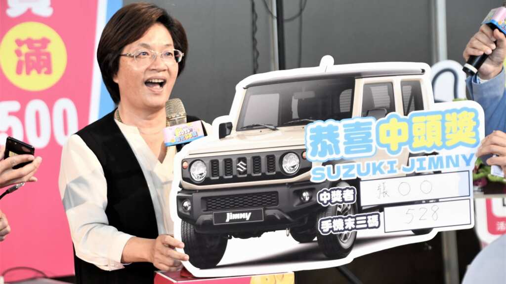 ▲「2025彰化GO購」消費抽獎活動,今日於縣府中庭舉辦第2次抽獎直播記者會,其中最大獎 SUZUKI JIMNY汽車幸運得主是在彰化市消費3,700多元的張小姐。(記者林明佑翻攝)